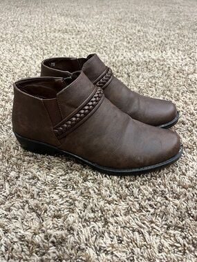 EASY STREET booties 🤎